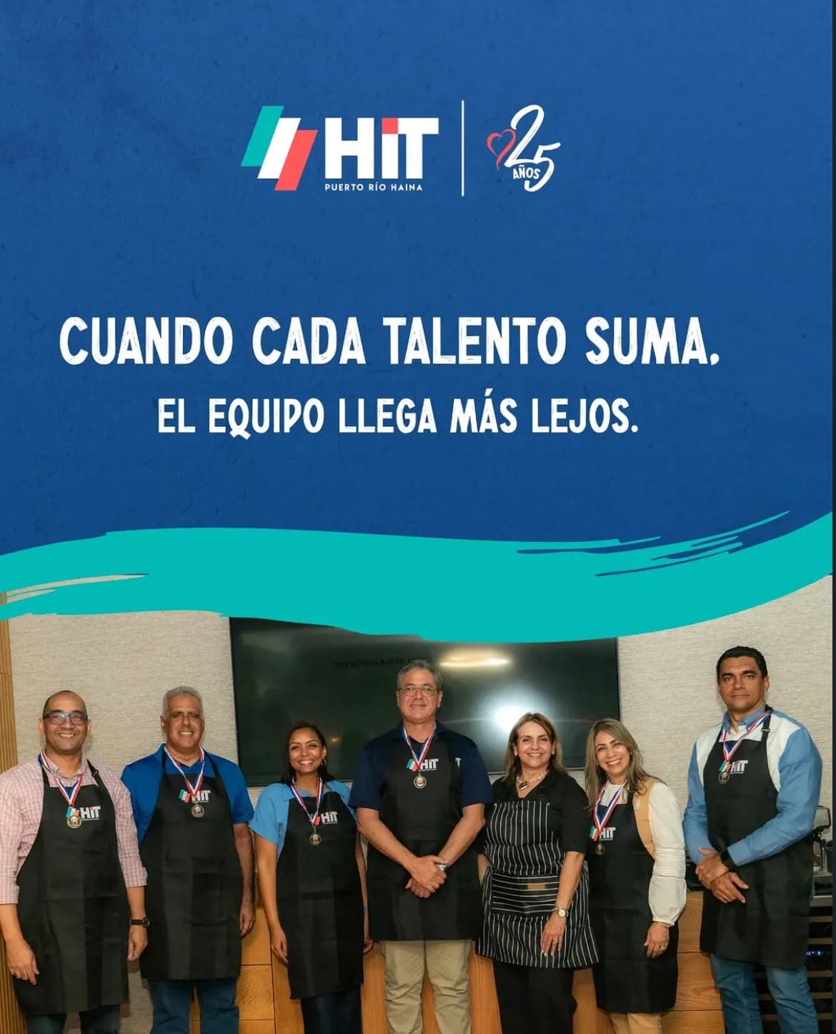 Equipo con delantales y medallas celebrando el cierre de la actividad