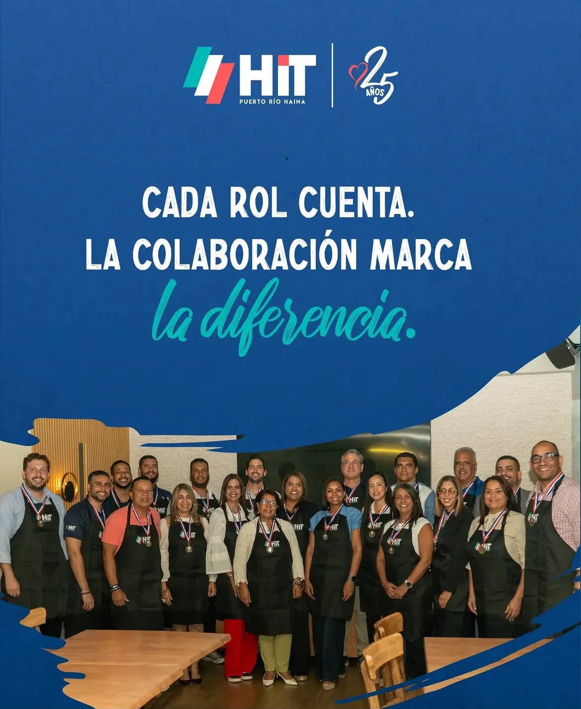 Grupo completo de participantes celebrando el trabajo en equipo